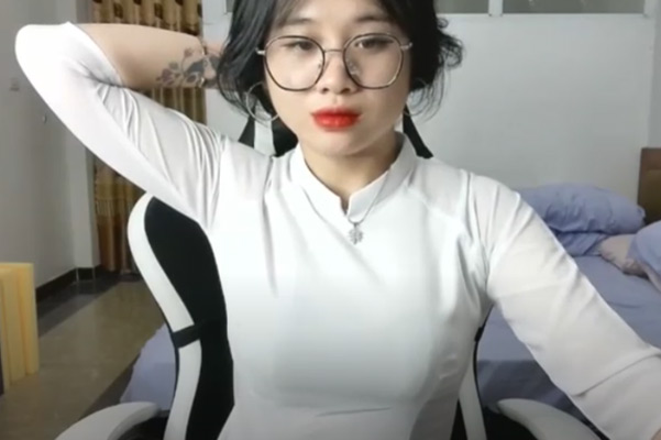 Anna Gấu Hot Girl Áo Dài Livestream