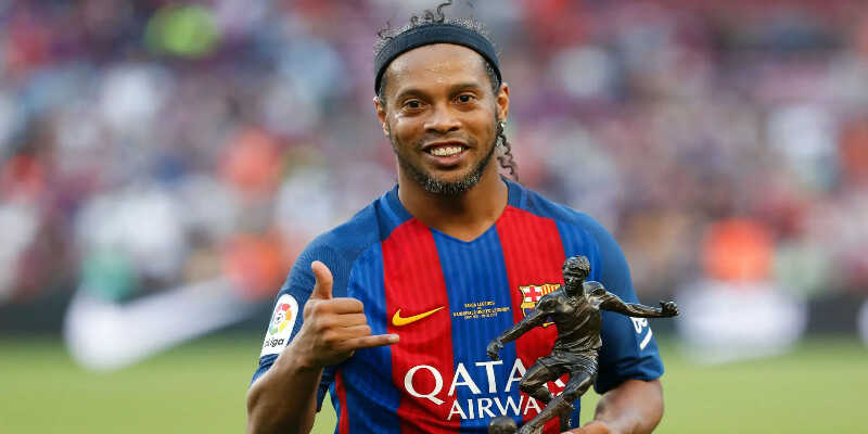 Ronaldinho đạt danh hiệu Cầu thủ xuất sắc nhất thế giới hai năm liên tiếp