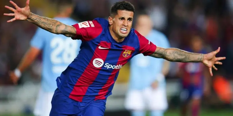 João Cancelo trong vai trò full back tấn công, biểu tượng của bóng đá linh hoạt
