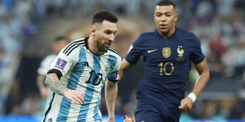 Hình ảnh Messi và Mbappé thể hiện sự đối đầu trong trận chung kết lịch sử, tượng trưng cho hai thế hệ siêu sao
