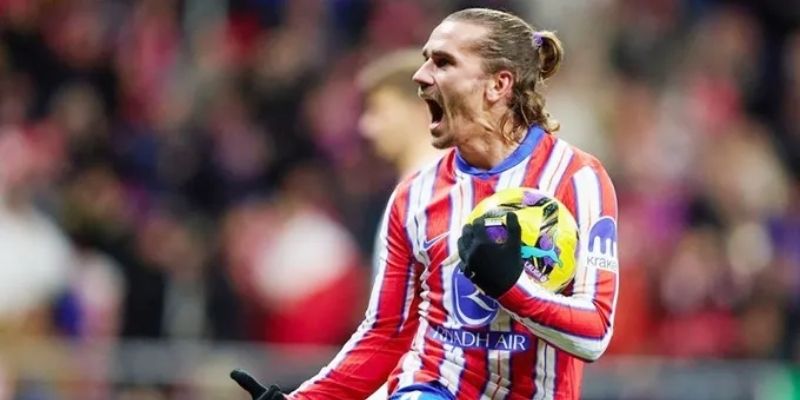 Khoảnh khắc các cầu thủ vỡ òa trong niềm vui chiến thắng, phản ánh sự đoàn kết và tinh thần đồng đội