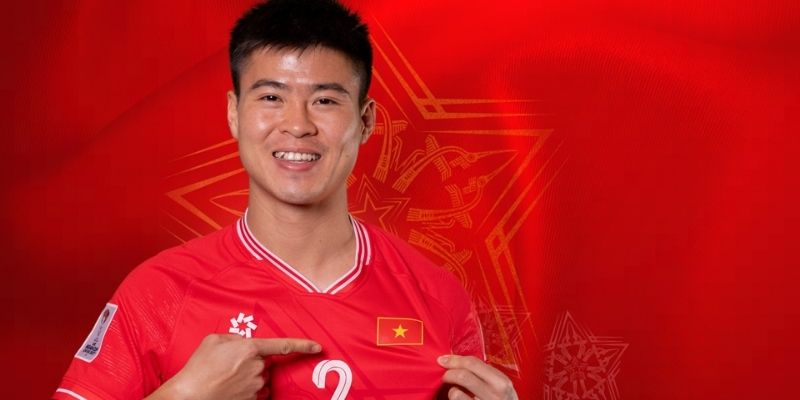 Duy Mạnh trong khoảnh khắc ăn mừng chiến thắng cùng đồng đội