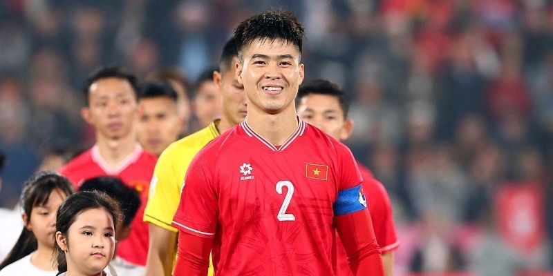 Duy Mạnh trong một pha không chiến mạnh mẽ trên sân cỏ