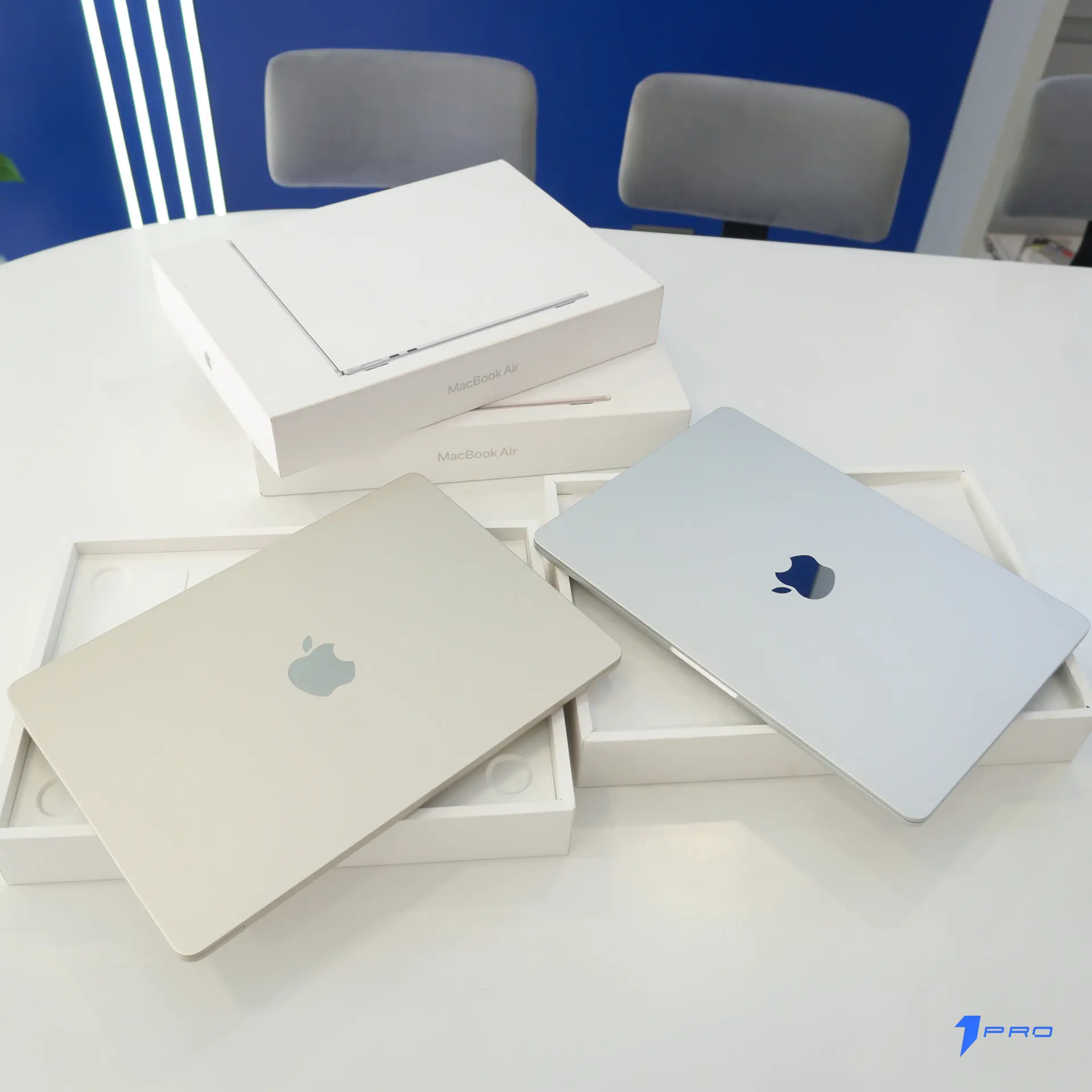 Hai laptop đặt cạnh nhau minh họa so sánh Air M4 2025 và Air M3