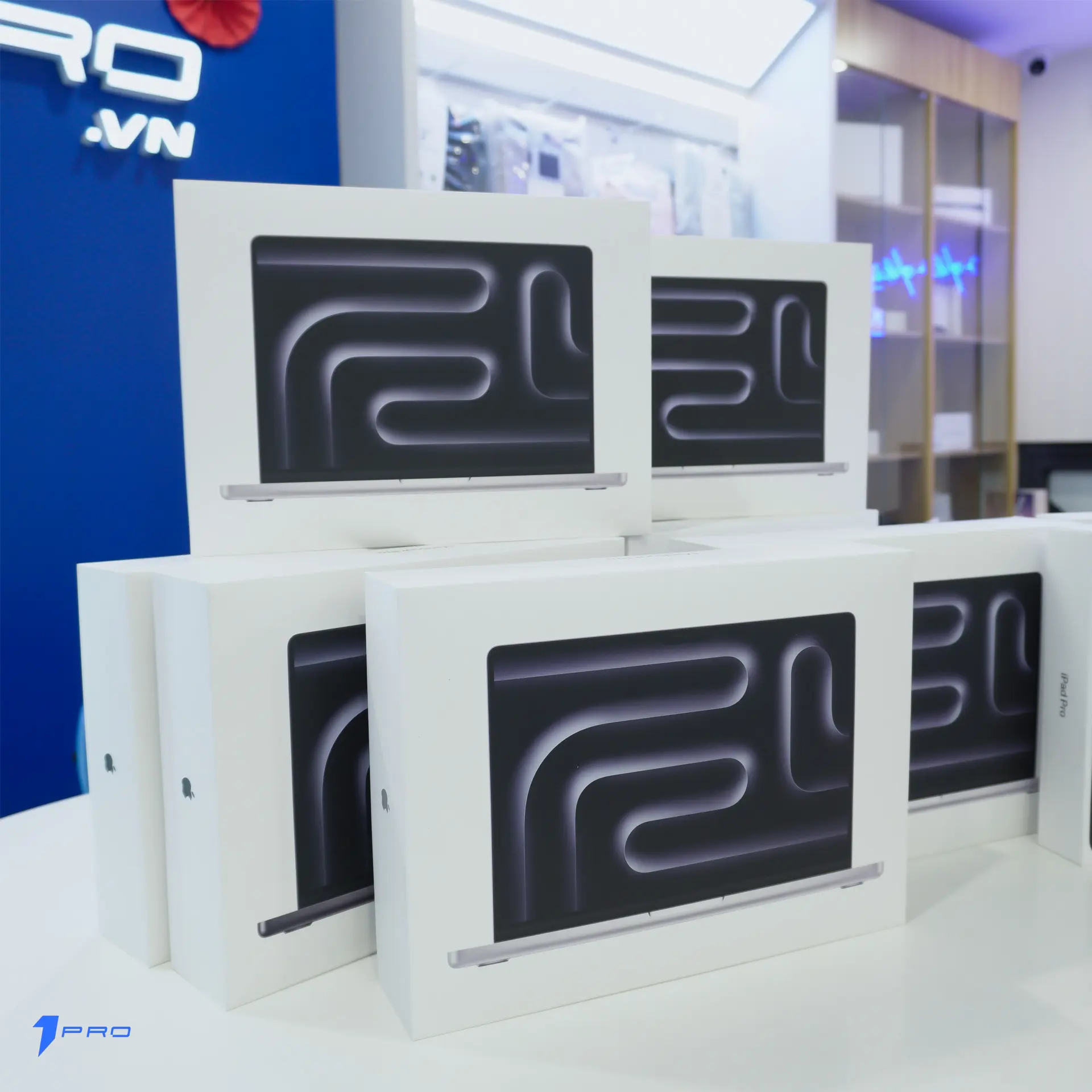 Nhân viên kỹ thuật đang hướng dẫn khách hàng kiểm tra Macbook Pro cũ.