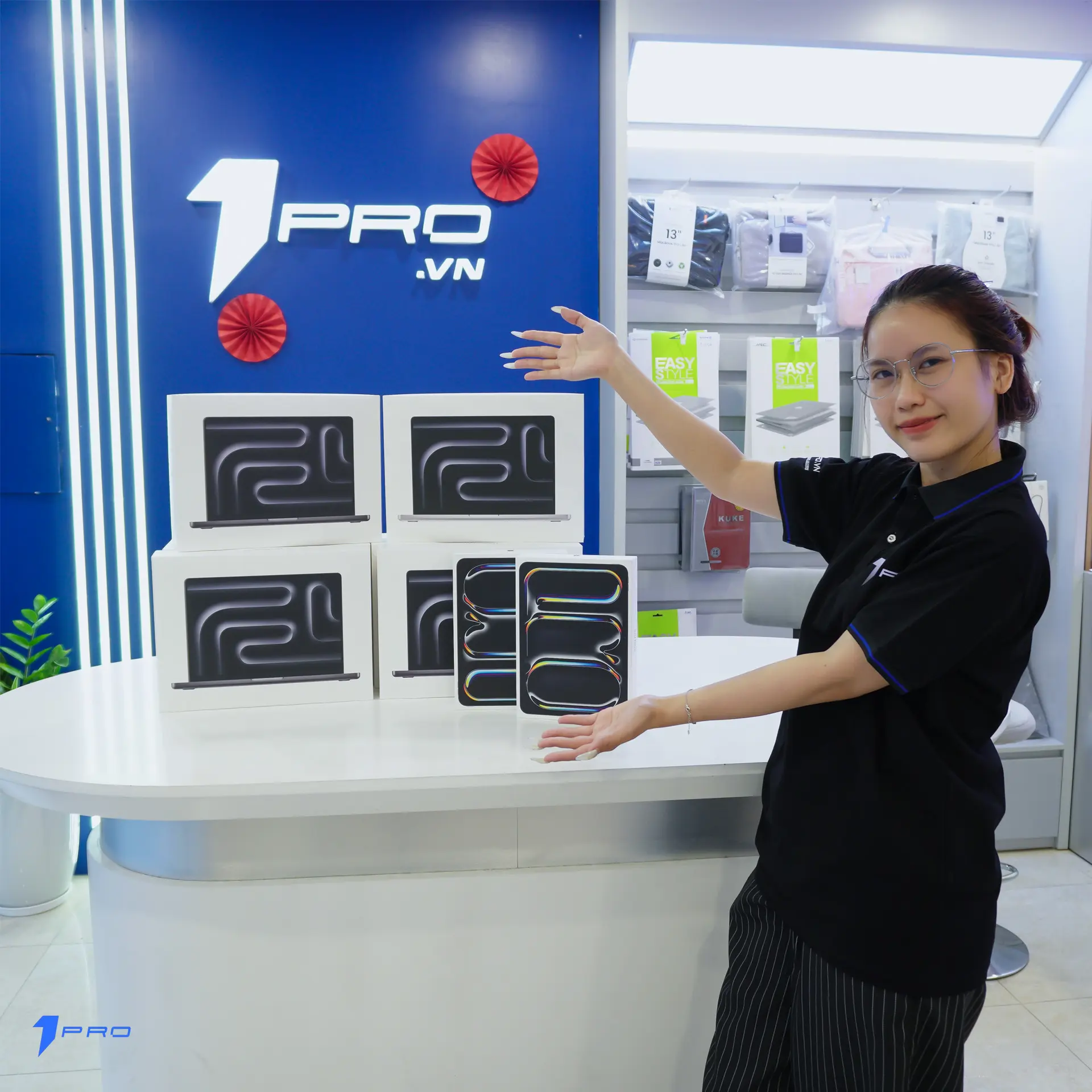 Một chiếc Macbook Pro cũ đang chạy phần mềm đồ họa nặng rất mượt mà.