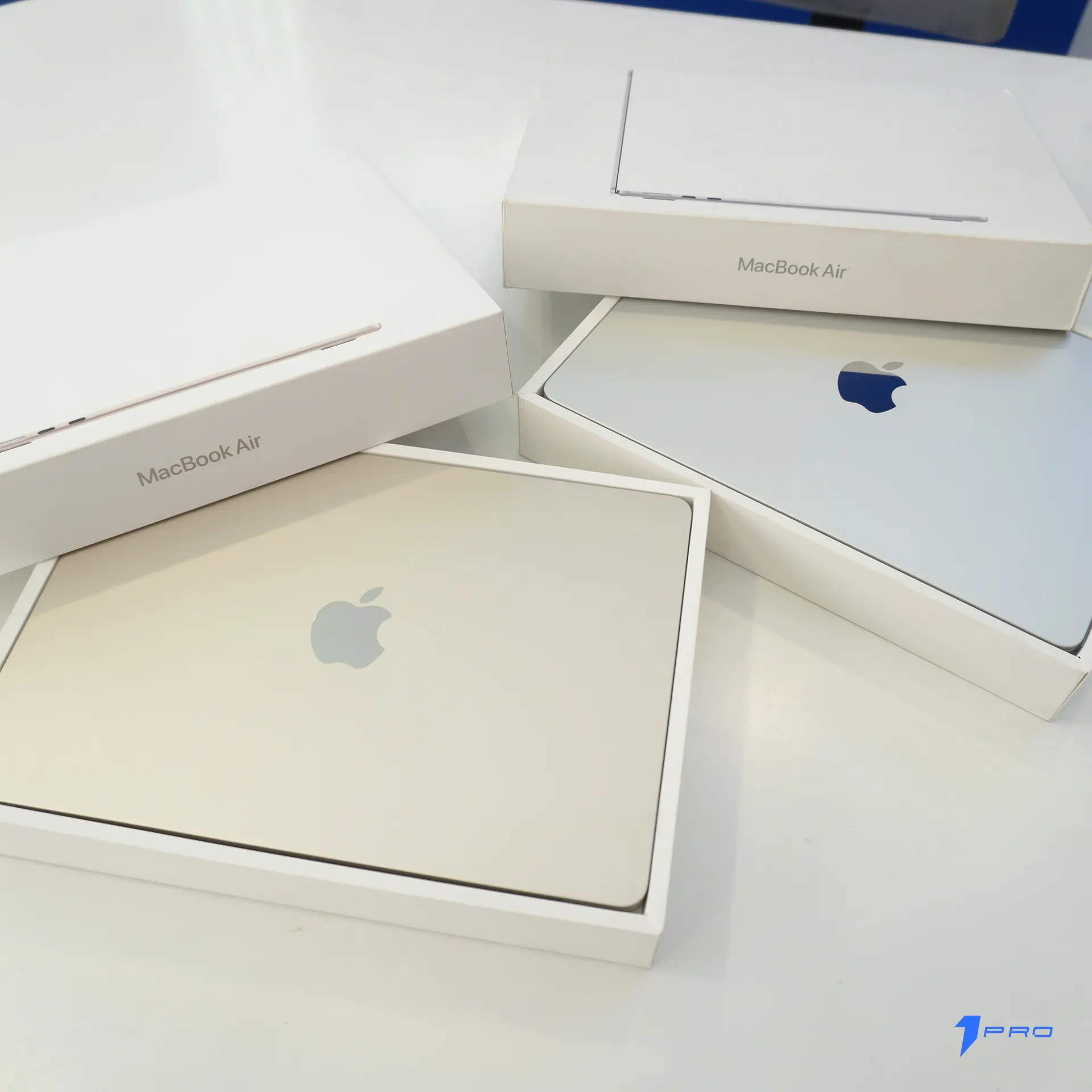 Cận cảnh Macbook Air M4 với màn hình và bàn phím